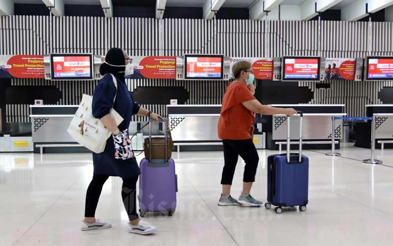 Sejumlah penumpang berada di konter check-in di Terminal IA Bandara Soekarno Hatta, Tangerang, Banten, Selasa (17/3/2020). PT Angkasa Pura II (Persero) memprediksi jumlah penumpang pada kuartal I/2020 bisa berkurang sebesar 218.000 orang atau sekitar 1 persen dibandingkan periode yang sama pada tahun lalu akibat wabah virus corona (COVID-19) yang menyebabkan aktivitas penerbangan domestik dan internasional berkurang. Bisnis/Eusebio Chrysnamurti
