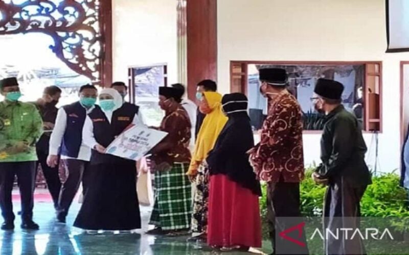 Gubernur Jatim Khofifah Indar Parawansa menyerahkan bantuan modal usaha di Mandhepa Agung Ronggosukowati Pamekasan./Antara-Abd Aziz.