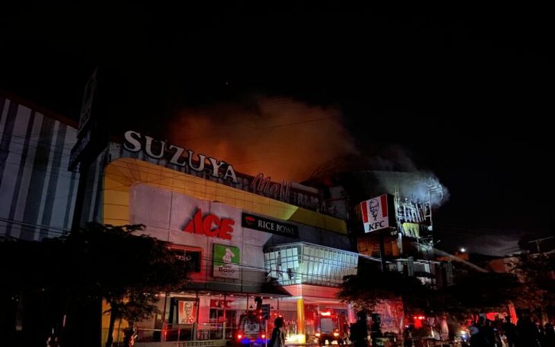 Petugas pemadam kebakaran berupaya melakukan pemadaman api yang membakar pusat berbelanjaan Suzuya Mal Banda Aceh, Provisi Aceh, Senin (4/4/2022) malam./Antara-Khalis.