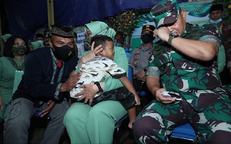 KSAD Jenderal TNI Dudung Abdurachman tak kuasa menahan tangis saat melihat anak prajuritnya/TNI AD