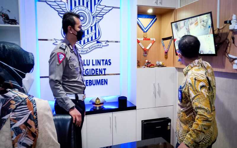Tim Ombudsman Perwakilan Jawa Tengah mengecek CCTV untuk memantau pelayanan cek fisik kendaraan dan loket pelayanan mutasi kendaraan di Samsat Kabupaten Kebumen, Senin (4/4/2022)./Dok Ombudsman.