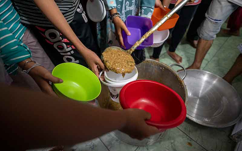  Tradisi Bagi-Bagi Bubur Sop saat Ramadan di Masjid Masjid Ki Gede Ing Suro Palembang