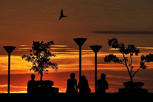 Warga menikmati suasana terbenamnya matahari (sunset) di Pantai Losari Makassar, Sulawesi Selatan, Senin (22/6/2015)/ Antara-Yusran Uccang