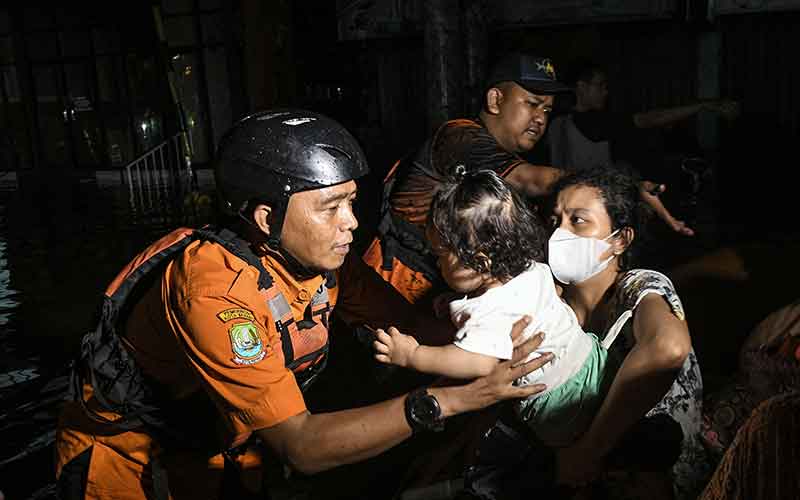  Banjir di Bekasi, Petugas BPBD Mulai Evakuasi Warga