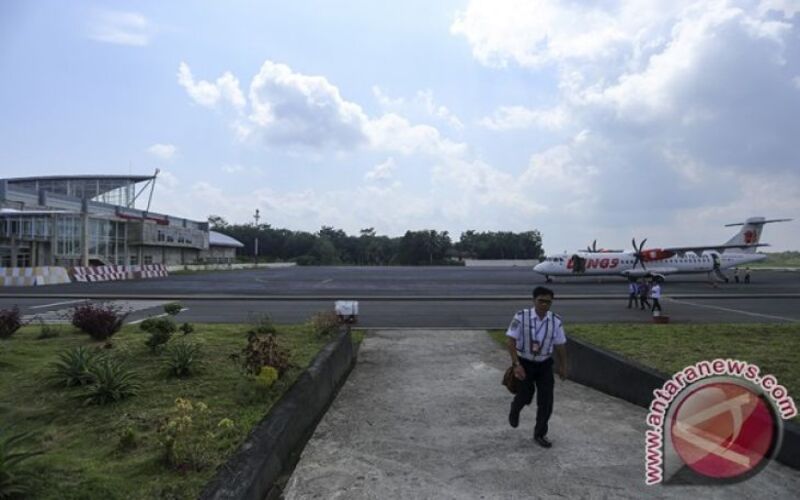 Ilustrasi - Penerbangan Perdana Palembang - Lubuk Linggau Sejumlah penumpang penerbangan perdana maskapai Wings Air turun dari pesawat ATR 72-500 saat tiba di Bandara Silampari, Lubuk Linggau./Antara-Nova Wahyudi.