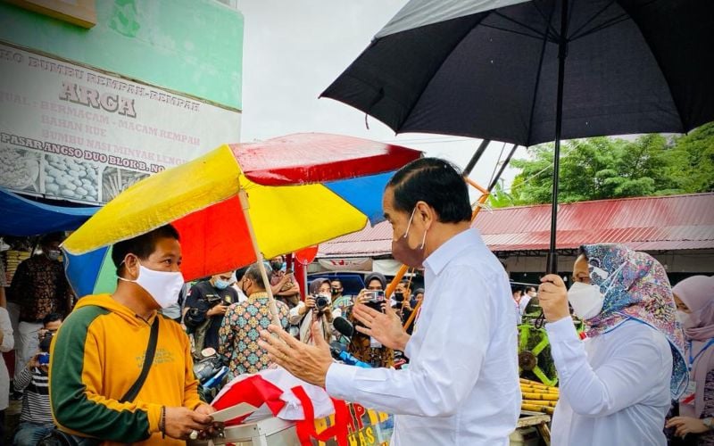  Jokowi Dipayungi Iriana saat Bagikan BLT Minyak Goreng di Jambi