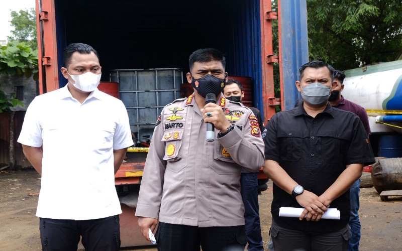  Polda Riau Gerebek Gudang Solar Oplosan, Ini yang Disita 
