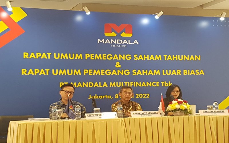 Direksi PT Mandala Multifinance Tbk. (MFIN) atau Mandala Finance memaparkan kinerja perseroan sepanjang 2021 dalam konferensi pers di Jakarta, Jumat (8/4/2022)/Denis Riantiza M