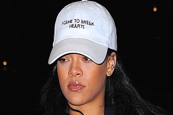 Rihanna saat memakai topi Dad Hat/elle.com