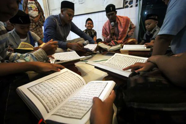 Warga kampung nelayan bertadarus membaca Alquran saat Ramadhan 1440 Hijriah di Masjid Al-Azhar Desa Pusong Lhokseumawe, Aceh, Jumat (10/5/2019) dini hari. Umat muslim memperbanyak amalan dengan membaca Alquran, berzikir, dan itikaf pada bulan suci Ramadan./Antara-Rahmad