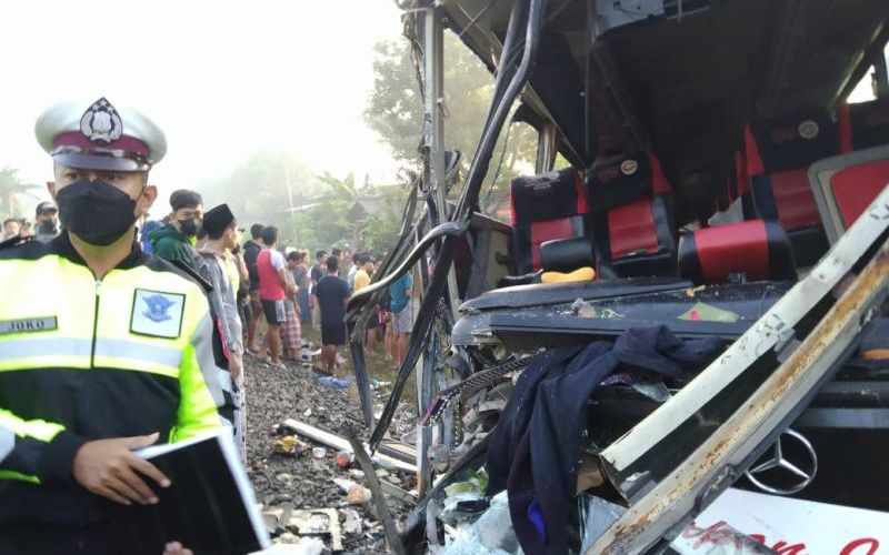Petugas dan warga berusaha mengevakuasi korban kecelakaan bus tertabrak kereta api di Ketanon, Tulungagung, Minggu (27/2/2022) (ANTARA/HO - Joko Pramono)