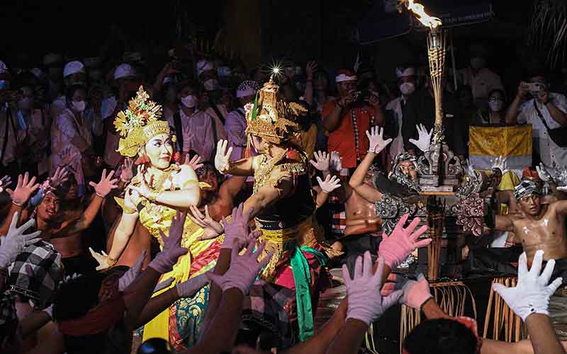  Tari Kecak Dipentaskan di Pura Agung Tirta Bhuana Bekasi