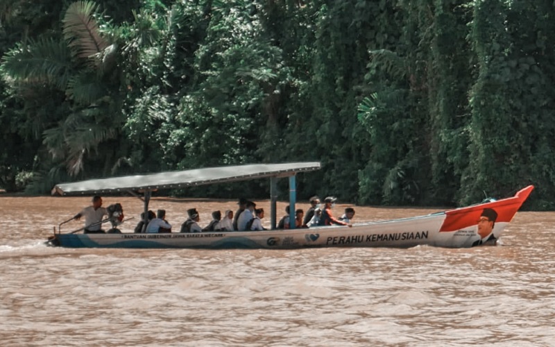  Perahu Bantuan Ridwan Kamil Antar Siswa di Sungai Penuh Buaya di Sukabumi