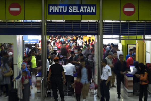 Penumpang memasuki peron di Stasiun Gambir, Jakarta, Sabtu (1/6/2019)./Antara-Galih Pradipta