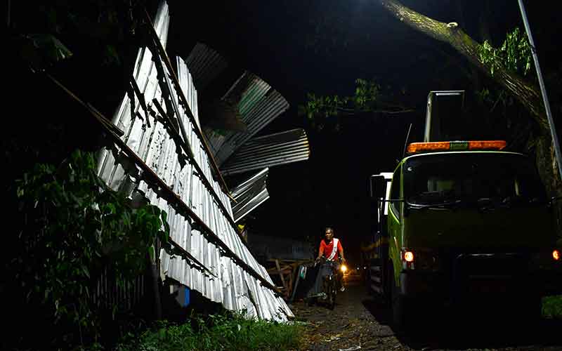  Bencana Angin Kencang di Madiun Robohkan Pohon dan Tiang Listrik