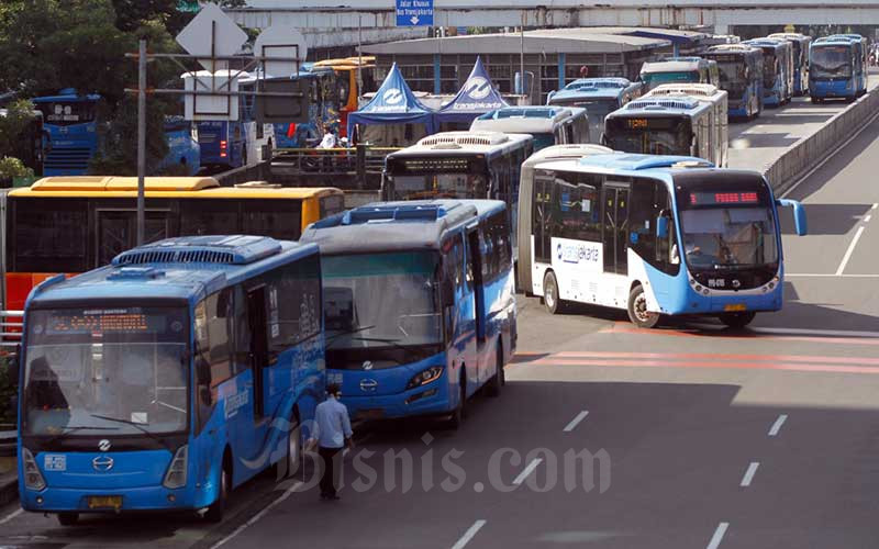 Bus Transjakarta berada di Halte Harmoni, Jakarta, Selasa (31/3/2020). Bisnis/Himawan L Nugraha