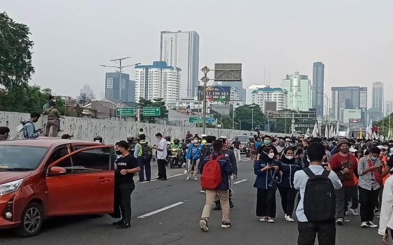  DEMO BEM SI 11 April 2022: Ribuan Mahasiswa Padati Jalan Gatot Subroto Depan Gedung DPR