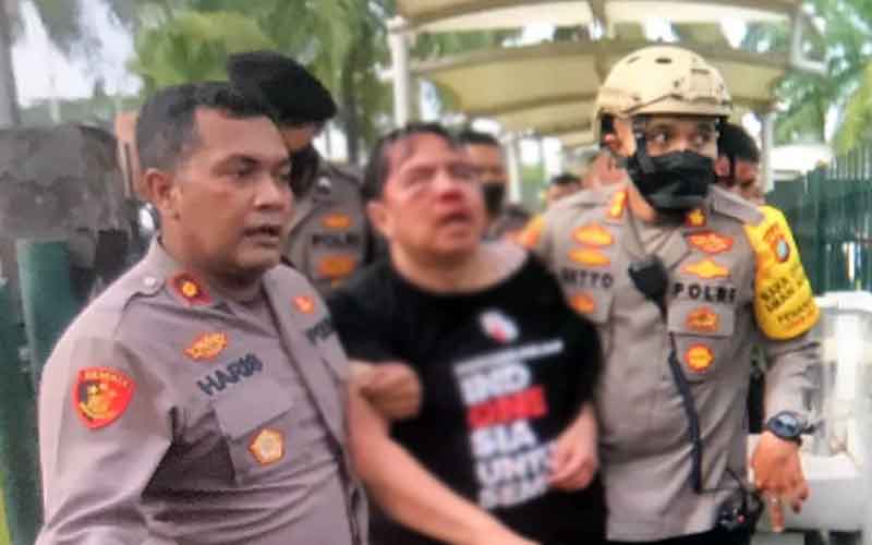  Dosen UI Ade Armando Dipukuli Massa Hingga Babak Belur di Depan Gedung DPR RI