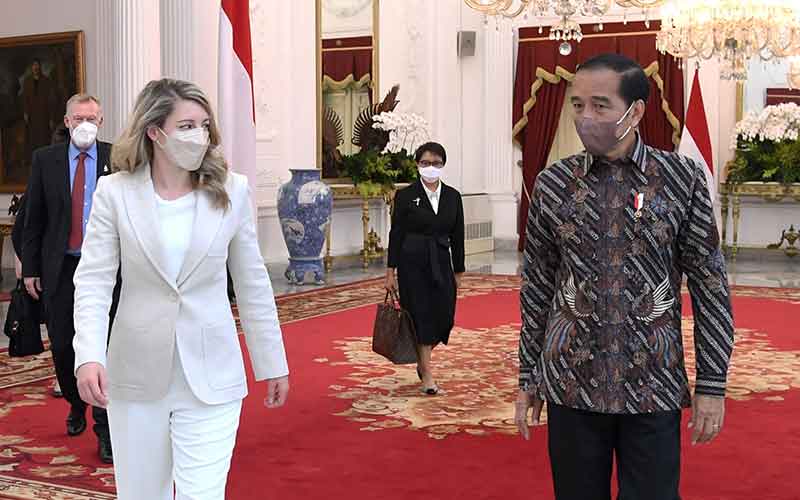  Presiden Joko Widodo Bertemu Menlu Kanada Melanie Joly di Istana Merdeka