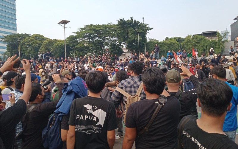  #aksinasional114 Ade Armando Babak Belur Dikeroyok Massa di Depan Gedung DPR Trending di Twitter