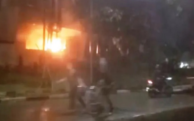  Dua Jam Setelah Pendemo di DPR Bubar, Pos Polisi Pejompongan Dibakar Massa