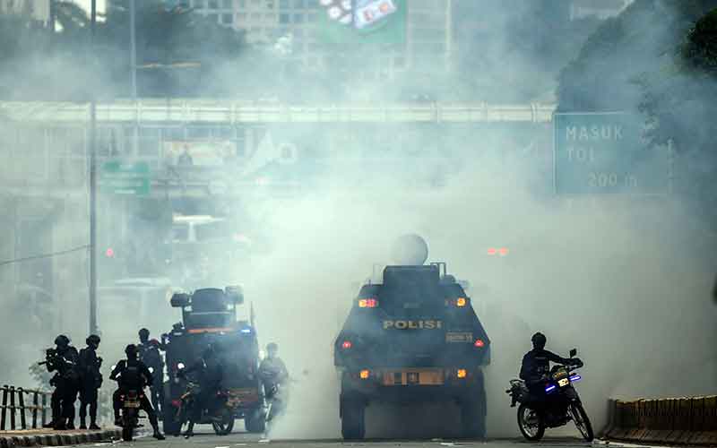  Demo Mahasiswa di Jakarta Berakhir Ricuh, Massa dan Aparat Kepolisian Bentrok di Sejumlah Titik