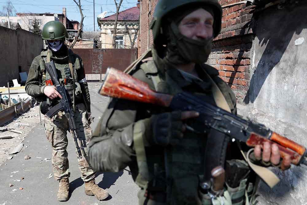 Anggota pasukan pro-Rusia melakukan penggeledahan di sebuah rumah selama konflik Ukraina-Rusia di kota pelabuhan selatan Mariupol, Ukraina, Kamis (7/4/2022). REUTERS/Alexander Ermochenko