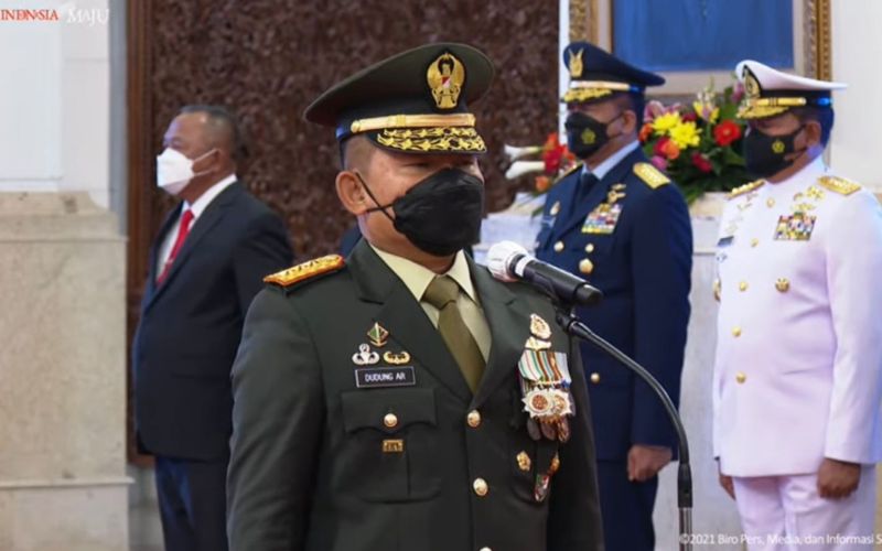 Letjen TNI Dudung Abdurachman resmi dilantik sebagai Kepala Staf Angkatan Darat (KSAD) oleh Presiden Joko Widodo (Jokowi) di Istana Negara, Jakarta pada Rabu, 17 November 2021 - Youtube Setpres
