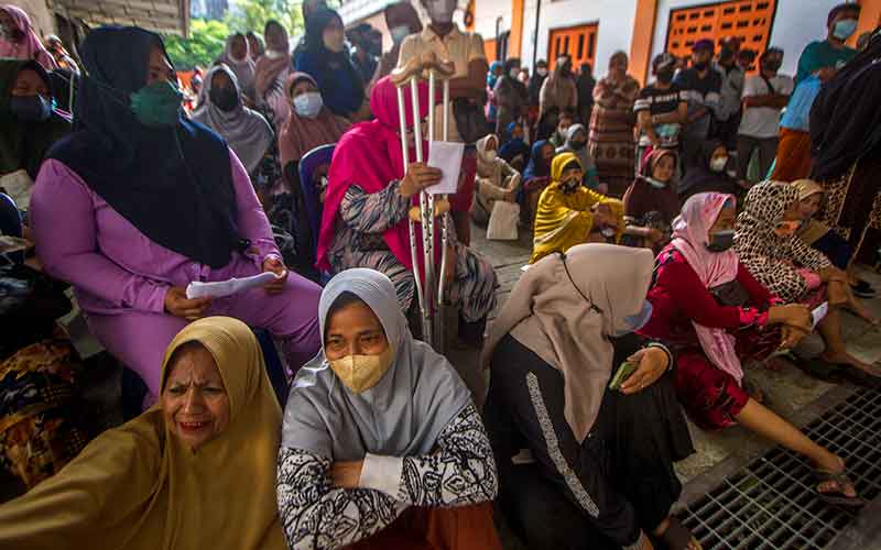  Ribuan Warga Antre Mengambil BLT Subsidi Minyak Goreng di Kantor Bajarmasin