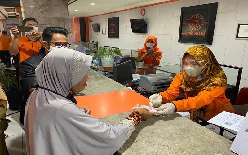 PT Pos Indonesia Mulai Salurkan BLT Minyak Goreng dan Sembako Kepada Warga Balikpapan