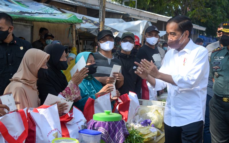 Presiden Jokowi memberikan sejumlah bansos di Pasar Harjamukti, Cirebon, Jabar, Rabu (13/04/2022) - Humas Setkab/Teguh.