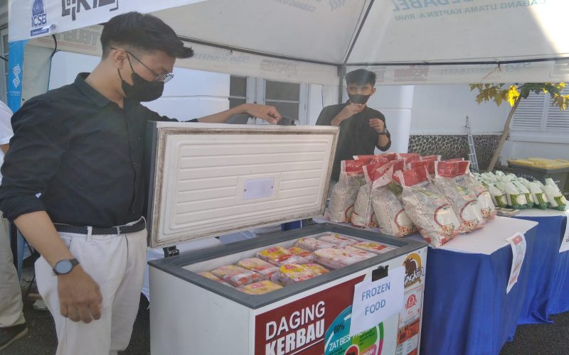 Pegawai Perum Bulog Divre Sumsel Babel menunjukkan daging kerbau beku yang dijual pihaknya dalam salah satu ajang pasar murah Ramadan di Palembang. -Bisnis/Dinda Wulandari