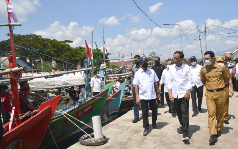  Nelayan Cirebon Curhat Kelangkaan Solar Kepada Jokowi dan Ridwan Kamil