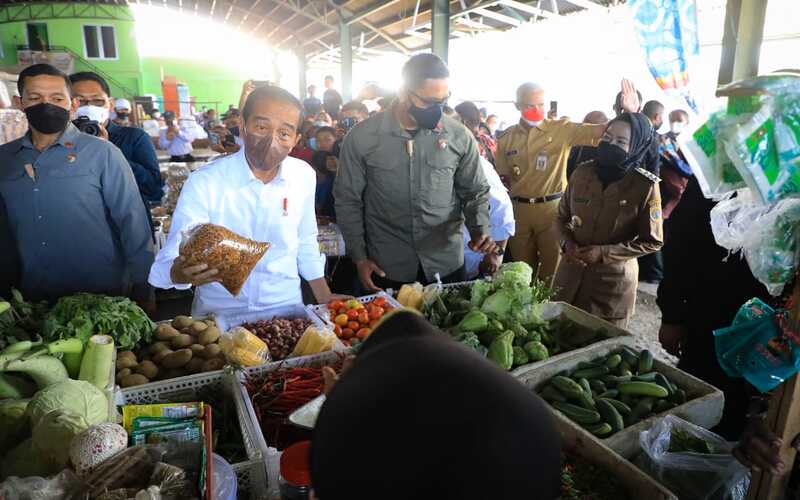  Ganjar Dampingi Jokowi Bagikan BLT Minyak Goreng di Pasar Tradisional Brebes