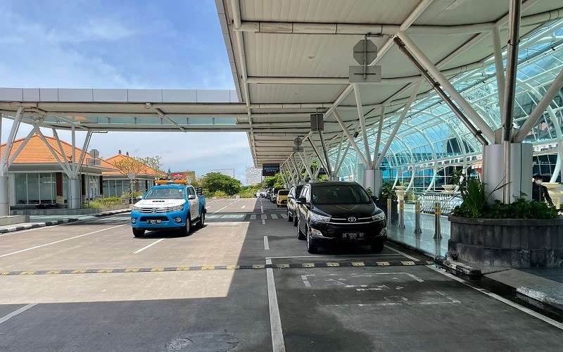 Suasana terminal kedatangan bandara I Gusti Ngurah Rai, Bali pada Senin (7/3/2022) pada hari pertama uji coba bebas karantina PPLN/Bisnis-Wibi Pangestu.