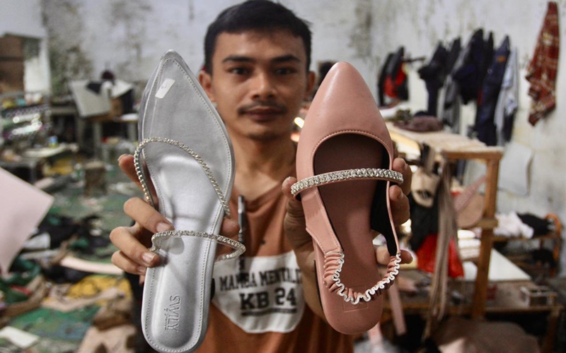 Jelang datangnya lebaran 2022 permintaan sepatu dan sandal untuk wanita di pengusaha UMKM Tangerang meningkat hingga 80 persen.