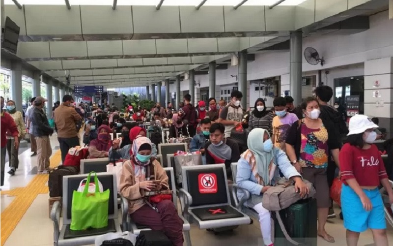 Calon penumpang menunggu di ruang tunggu Stasiun Pasar Senen, Jakarta Pusat, Selasa (18/5/2021)./Antararn