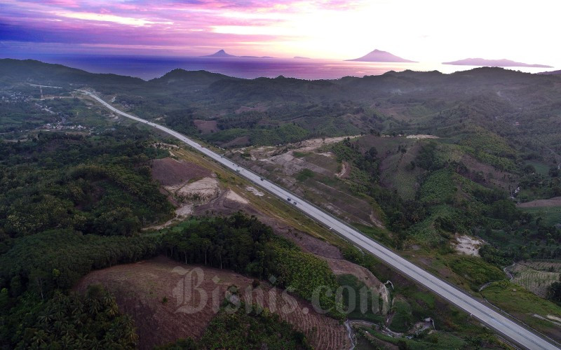 Ilustrasi - Foto udara jalan tol ruas Bakauheni-Terbanggi Besar yang merupakan bagian dari Trans Sumatra, di Lampung. Ruas tol ini kini menjadi nadi ekonomi penting yang menghubungkan Sumatra dan pulau Jawa./Bisnis - Abdullah Azzam