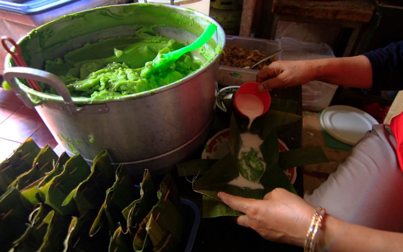  Kue Bongko, Makanan yang Cuma Dijual pada Momen Ramadan