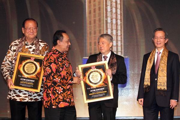 Dirut Bank Tabungan Negara Maryono (kedua kiri) menyerahkan penghargaan Lifetime Achievement kepada Founder Summarecon Agung Soetjipto Nagaria (dari kiri), Founder Intiland Development Hendro Gondokusumo, dan Founder Pakuwon Group Alexander Tedja dalam ajang BTN Golden Property Awards (GPA) 2017 di Jakarta, Senin (11/9)./JIBI-Abdullah Azzam