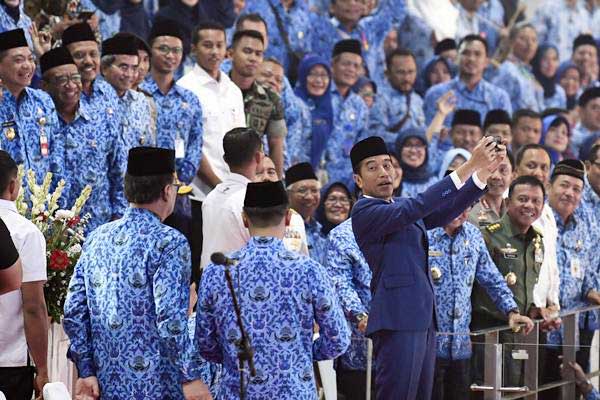 Pernyataan Lengkap Jokowi soal Pencairan THR dan Gaji ke-13 PNS 
