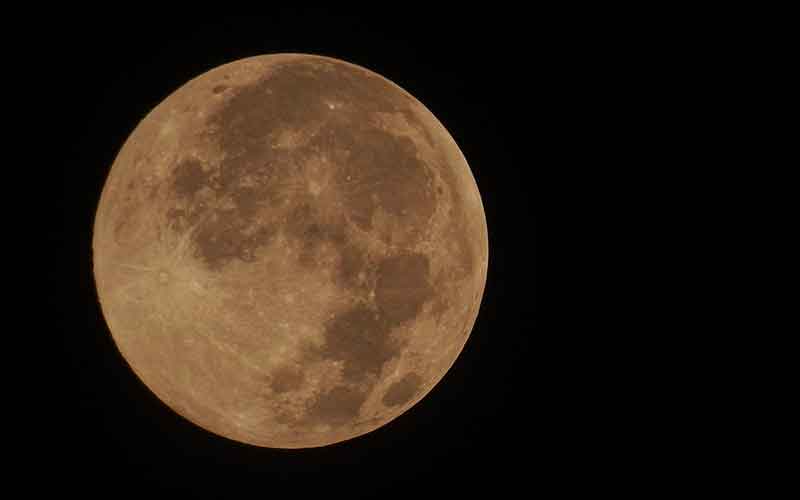  Fenomena Bulan Purnama Merah Jambu Terlihat di Bekasi