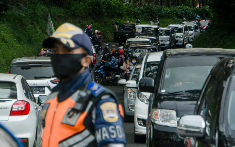 Arus Mudik. Petugas gabungan melakukan pemeriksaan kendaraan saat penyekatan pelarangan mudik dan jalur wisata di Cikole, Kabupaten Bandung Barat, Jawa Barat, Sabtu (15/5/2021). /ANTARA