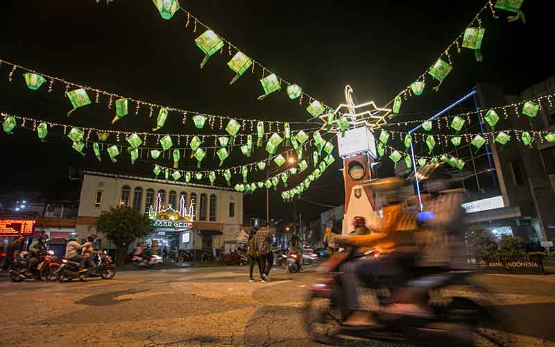  Lampion Berbentuk Ketupat Hiasi Jalanan di Kota Solo