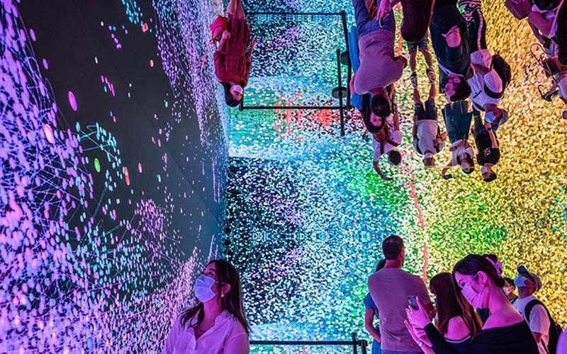 Pengunjung berada di dekat instalasi seni imersif berjudul Machine Halusinasi - Space: Metaverse saat acara Digital Art Fair Asia yang menampilkan seni digital dan NFT di Hong Kong, China, Minggu (3/10/2021) Bloomberg/Lam Yik