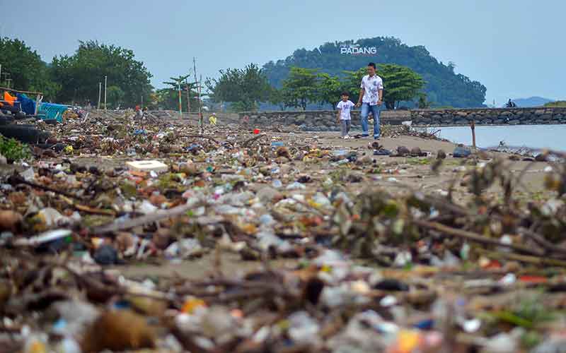  Pantai di Padang Dipenuhi Sampah