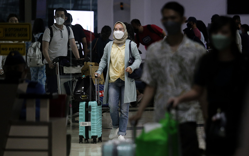 Sejumlah penumpang pesawat berjalan setibanya di Terminal 2 Kedatangan Domestik Bandara Internasional Soekarno-Hatta, Tangerang, Banten, Minggu (2/1/2022). /Antara Foto-Fauzan/wsj.rn