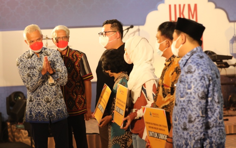 Gubernur Jawa Tengah Ganjar Pranowo (kiri) didampingi Direktur Utama Bank Jateng Supriyatno secara simbolis memberikan kredit kepada para pelaku UMKM Jateng dalam acara UKM Virtual Expo (UVO) 2022 yang digelar secara hybrid. /Dok. Istimewa