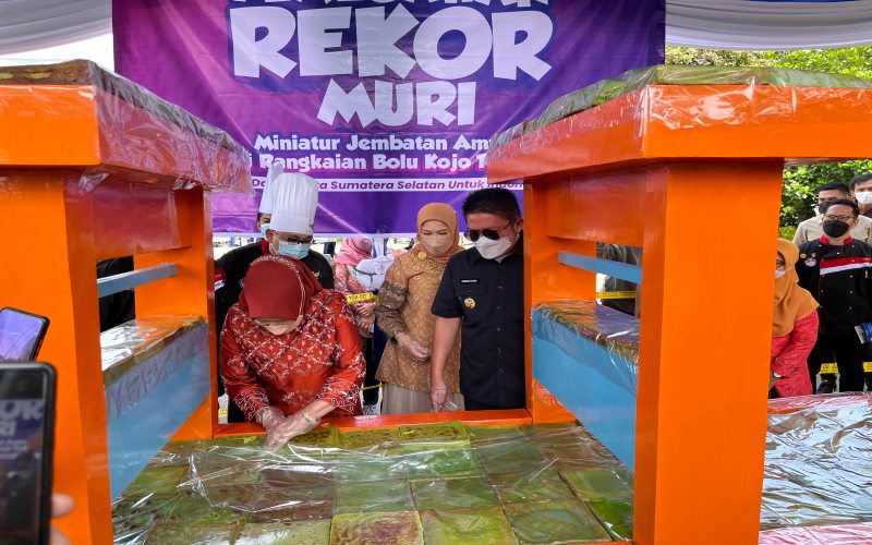  Miniatur Jembatan Ampera Terbuat dari Ratusan Bolu Kojo Pecahkan Rekor MURI