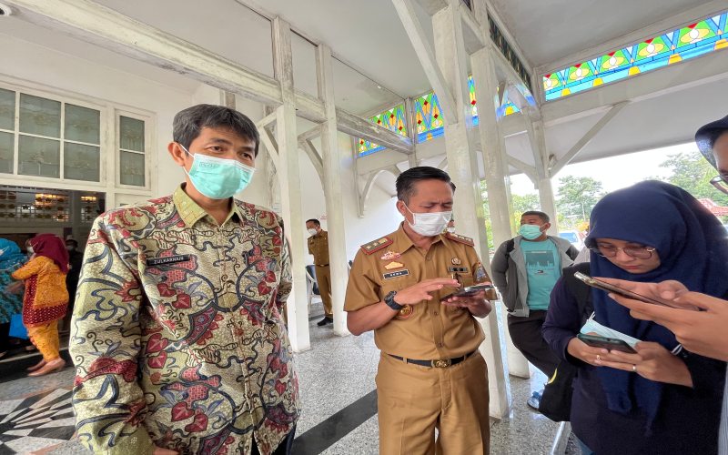 Sekretaris Daerah Kota Palembang Ratu Dewa (tengah) didampingi Kepala Badan Pengelola Keuangan dan Anggaran Daerah (BPKAD) Kota Palembang Zulkarnain (kiri) memberikan keterangan kepada wartawan terkait pembayaran THR dan gaji ke-13. /Bisnis-Dinda Wulandari
